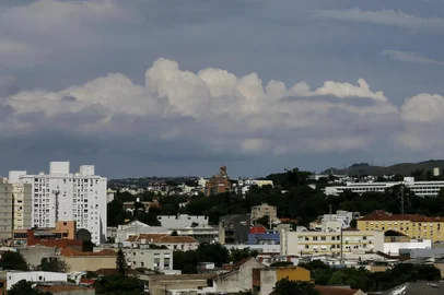 PORTO ALEGRE, RS, BRASIL, 01/03/2018:  Foto de clima para a central de páginas
