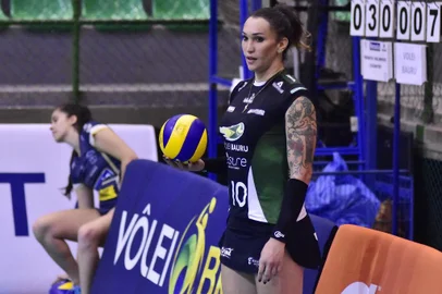 Superliga Feminina de Volei - Valinhos x BauruVALINHOS,SP - 23.02.2018 - SUPERLIGA-VOLEI - Partida entre Renata Valinhos x Volei Bauru, válida pela vigésima primeira rodada da Superliga Feminina de Volei, realizado no Ginásio Municipal de Valinhos, em Valinhos, interior do estado de São Paulo, na noite desta sexta-feira, 23. Tifanny Abreu. (Foto: Eduardo Carmim/Photo Premium/Agência O Globo)Editoria: WARLocal: VALINHOSIndexador: Photo PremiumFonte: PHOTO PREMIUMFotógrafo: Esportes