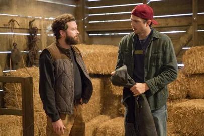 The Ranch, série da Netflix com Ashton Kutcher (de boné vermelho) e Danny Masterson.