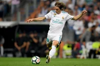  Real Madrid's Croatian midfielder Luka Modric shoots the ball during the Spanish league football match Real Madrid CF against Real Betis at the Santiago Bernabeu stadium in Madrid on September 20, 2017. / AFP PHOTO / GABRIEL BOUYSEditoria: SPOLocal: MadridIndexador: GABRIEL BOUYSSecao: soccerFonte: AFPFotógrafo: STF