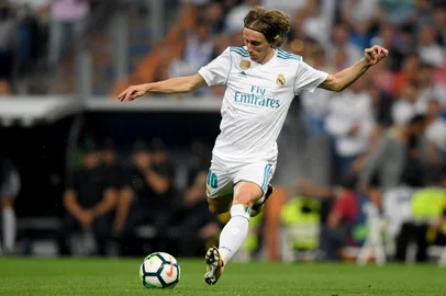 Real Madrids Croatian midfielder Luka Modric shoots the ball during the Spanish league football match Real Madrid CF against Real Betis at the Santiago Bernabeu stadium in Madrid on September 20, 2017. / AFP PHOTO / GABRIEL BOUYSEditoria: SPOLocal: MadridIndexador: GABRIEL BOUYSSecao: soccerFonte: AFPFotógrafo: STF