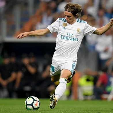  Real Madrid's Croatian midfielder Luka Modric shoots the ball during the Spanish league football match Real Madrid CF against Real Betis at the Santiago Bernabeu stadium in Madrid on September 20, 2017. / AFP PHOTO / GABRIEL BOUYSEditoria: SPOLocal: MadridIndexador: GABRIEL BOUYSSecao: soccerFonte: AFPFotógrafo: STF