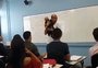 Professor acalma bebê de aluna durante a aula e vídeo viraliza
