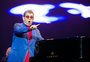 Elton John deixa o palco por causa de fã que o atrapalhou no piano