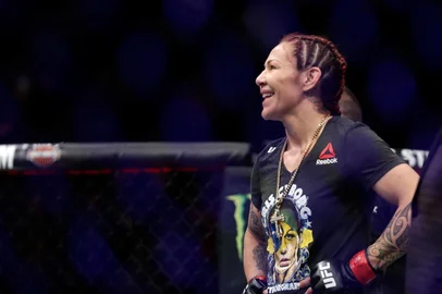 Cris Cyborg atropela Kunitskaya e vence por nocaute no primeiro round no UFC 222
