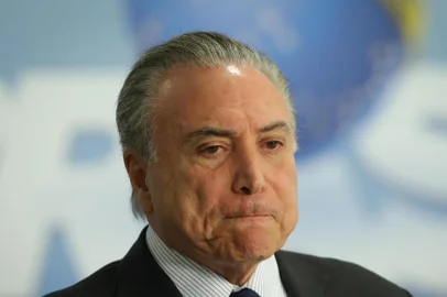 Brazilian President Michel Temer gestures during a press conference where he announced the schedule for some workers to withdraw money from their PIS/Pasep social programme funds, in an attempt to boost the countrys economy, at Planalto Palace in Brasilia, on September 28, 2017.   / AFP PHOTO / Sergio LIMA