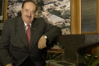 Sr. Raul Randon presidente do Grupo Randon, posa para foto ao lado da bigorna de ferreiro que era de seu pai Abramo Randon, a peça fica no hall de entrada das empresas.