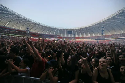  PORTO ALEGRE, RS, BRASIL, 04.03.2018. Foo Fighters e Queens of the Stone Age fazem defesa ao rock no Beira-Rio. As duas bandas se apresentaram na Capital. Na foto: Show da banda Quens of the Stone Age. (Foto: ANDRÉ ÁVILA/Agência RBS)