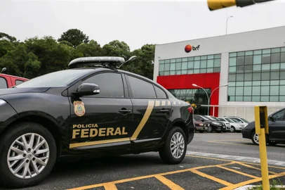 PF deflagra nova fase da Operação Carne Fraca e mira na BRFPR - OPERAÇÃO CARNE FRACA/3ª FASE - ECONOMIA - Policias federais realizam busca e apreensão na sede da BRF, em Curitiba   (PR), na manhã desta segunda-feira, 05. A Polícia Federal deflagrou na   manhã desta segunda-feira, 5, uma nova fase da Operação Carne Fraca que   tem como alvo um esquema de fraudes descoberto na empresa BRF, gigante do   setor de carnes e processados. Desde as 6h são cumpridos 91 mandados   decretados pela Justiça Federal, do Paraná. Batizada de Operação Trapaça,   11 pessoas estão com ordem de prisão temporária e 27 de condução   coercitiva Os policiais cumprem ainda 53 mandados de busca e apreensão em   unidades da BRF, dona da Sadia e Perdigão.   05/03/2018 - Foto: GERALDO BUBNIAK/AGB/ESTADÃO CONTEÚDOEditoria: ECONOMIALocal: CURITIBAIndexador: GERALDO BUBNIAKFotógrafo: AGB