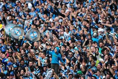 Porto Alegre/RS - BRASIL - 10/07/2016 - Campeonato Brasileiro 2016. A equipe do Grêmio recebeu o Figueirense, na Arena, em jogo válido pela 14ª rodada do Brasileirão 2016. O time gaúcho venceu por 2 a 1, com gol de Bobô nos acréscimos do 2º tempo. Foto: Diego Vara/Agência RBS