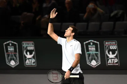  Argentinas Juan Martin Del Potro celebrates after winning against Netherlands Robin Haase  during the 1/8 round  at the ATP World Tour Masters 1000 Indoor tennis tournament on November 2, 2017 in Paris. / AFP PHOTO / Editoria: SPOLocal: ParisIndexador: CHRISTOPHE SIMONSecao: tennisFonte: AFPFotógrafo: STF