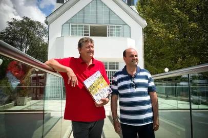 Jornada Acors, em Gramado. Prefeito de Gramado, Fedoca, e Leonid Streliaev, que lançou livro no Hotel Saint Andrews.