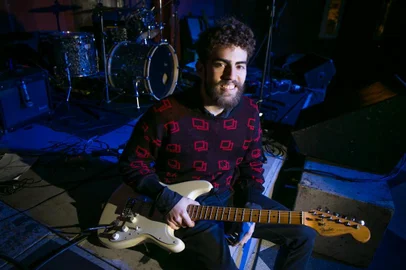  PORTO ALEGRE-RS-BRASIL- 29/05/2017-. Pássaro Vadio - Lançamento Caosmos. Take One Records apresenta o lançamento de Caosmos, o primeiro disco da Pássaro Vadio, projeto de Ramiro Macedo (. FOTO ANDREA GRAIZ- AGÊNCIA RBS.Indexador: Andrea Graiz