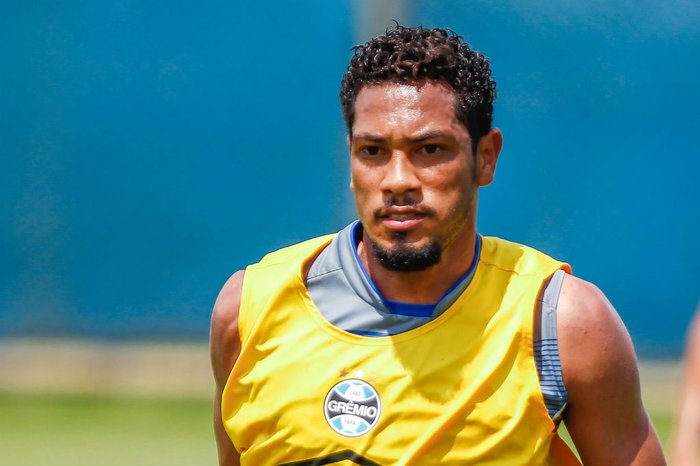 Renato poderia testar jogadores nesta quarta