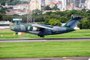  PORTO ALEGRE, RS, BRASIL, 09-03-2017. Maior avião já construído pela indústria aeronáutica brasileira, o Embraer KC-390 estabelece um novo padrão para aeronaves de transporte militar de médio porte em termos de desempenho e capacidade de carga, além de contar com avançados sistemas de missão e de voo. O KC-390 possui basicamente o mesmo tamanho do C-130, porém, voa mais rápido e mais alto. Capaz de transportar 23 toneladas de carga e atingir a velocidade máxima de cruzeiro de 860 km/h (465 nós), o novo avião trará expressivos ganhos de mobilidade para seus operadores, reduzindo consideravelmente os tempos de missão. Pousou nesta manhã em Porto Alegre para testes a caminho do Chile. (RONALDO BERNARDI/AGÊNCIA RBS)
