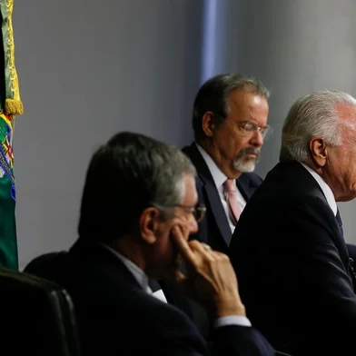 Presidente Michel Temer e ministro extraordinário da Segurança Pública, Raul Jungmann, em reunião com prefeitos sobre segurança.