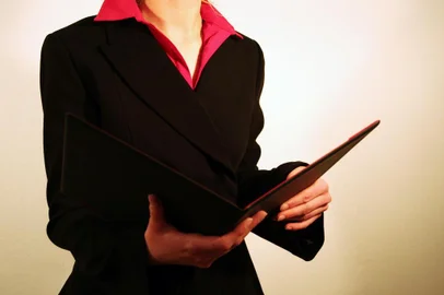 Belas mulheres têm menos chances de serem escolhidas para uma vaga se o novo empregador for do sexo feminino, sugere um novo estudo realizado em Israel. Pesquisadores descobriram que os currículos com fotos de mulheres atraentes receberam aproximadamente 25% menos retorno às candidaturas, quando a recrutadora era mulher. 