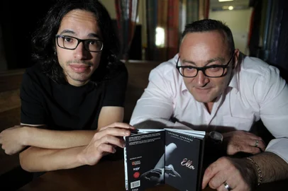  CAXIAS DO SUL, RS, BRASIL, 07/03/2018 - Ella, é o título do novo livro de poesia de Leandro Angonese. Com tons de erotismo, a obra tem ilustrações de Lucas Hoffmann. NA FOTO:da esq. para direita - o ilustrador Lucas Hoffmann e o poeta Leandro Angonese. (Marcelo Casagrande/Agência RBS)