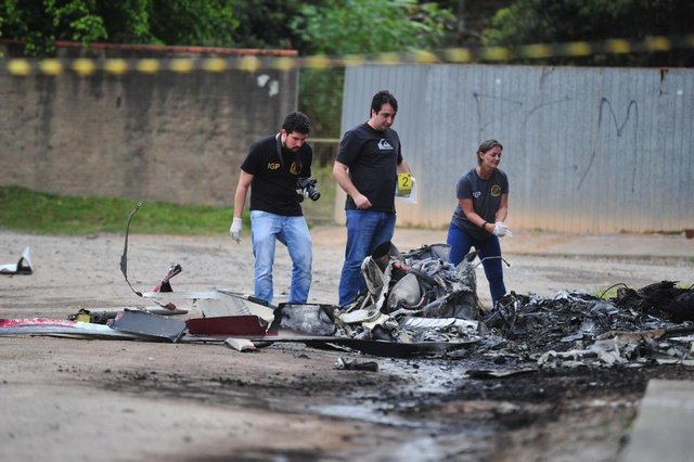  Três pessoas morrem após queda de helicóptero em JoinvilleAcidente aconteceu por volta das 15h45 na zona Sul. Uma quarta vítima foi resgatada com vida