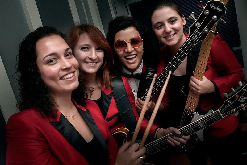 bgirls, grupo de mulheres que toca canções dos beatles. 