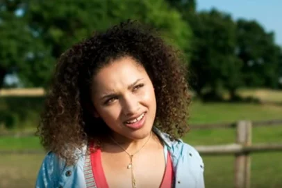 Uma jovem de 15 anos passa as férias de verão em uma ilha da Inglaterra, onde desenvolve uma relação especial com um cavalo misterioso.
