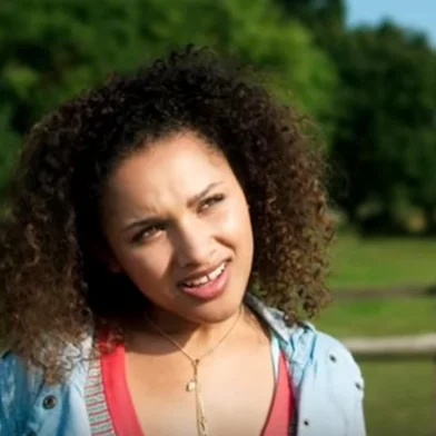 Uma jovem de 15 anos passa as férias de verão em uma ilha da Inglaterra, onde desenvolve uma relação especial com um cavalo misterioso.