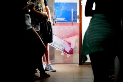  CAXIAS DO SUL, RS, BRASIL, 09/03/2018. Clientes fazem fila para ter informações sobre celulares comprados na loja Z&M Celulares, que já mudou as datas de entrega diversas vezes e diz não ter dinheiro em caixa para fazer todas as restituições. (Diogo Sallaberry/Agência RBS)
