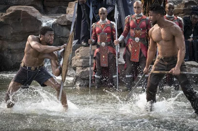 Chadwick Boseman como TChalla, o Pantera Negra (à direita) enfrenta seu antagonista Erik Killmonger (Michael B. Jordan) no filme Pantera Negra