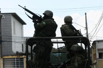 OPERAÇÃO DAS FORÇAS ARMADAS NA VILA KENNEDY NESTE DOMINGORJ - FORÇAS ARMADAS / VILA KENNEDY / RIO DE JANEIRO  - GERAL - As Forças Armadas retornaram à Vila Kennedy, comunidade na Zona Oeste do Rio neste domingo(11).  11/03/2018 - Foto: ESTEFAN RADOVICZ/AGÊNCIA O DIA/AGÊNCIA O DIA/ESTADÃO CONTEÚDOEditoria: GERALLocal: RIO DE JANEIROIndexador: ESTEFAN RADOVICZFonte: Agência O DiaFotógrafo: AGÊNCIA O DIA