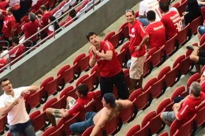 inter, colorado, torcida, gre-nal, beira-rio, gesto obsceno
