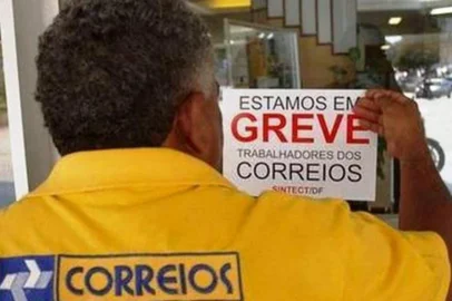 Além dos funcionários dos Correios que ameaçam paralizar novamente suas atividades (muitos já estão braços cruzados em vários estados brasileiros), também os funcionários e direções de Santas Casas e Hospitais Filantrópicos em todo o país (portanto também em SC), devem paralizar seus atendimentos no próximo dia 25. Ser´um dia de Protesto pela desconsideração das autoridades da saúde em relação ao setor. Segundo Hilário Dalmann, Presidente da Federação das Santas Casas e Hospitais Filantrópicos de Santa Catarina, as instituições filantrópicas respondem por 80% dos atendimentos no Estado enquanto apenas 50% dos recursos da saúde lhes são destinados. Os Hospitais Públicos respondem por apenas 20% do atendimento e partilham a outra metade dos recursos. Em 2005 os Filantrópicos deviam 1 bilhão e 800 milhões e em 2013 essa dívida já chegava à 17 bilhões.(Foto: Arquivo Agência Brasil)