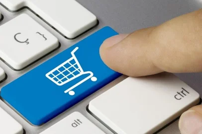 Fazer compra pela internet é parte do seu dia a dia? Para garantir que o consumidor tenha mais tranquilidade neste sentido, o Procon de Santa Catarina acaba de atualizar a relação dos endereços não confiáveis.¿São sites que não respondem às notificações do Procon, ou que não atendem as demandas do consumidor, ou que não existem¿, explica o presidente do Procon, Maycon Baldessari.Na hora de comprar pela internet, a recomendação é buscar a opinião de conhecidos, cercar-se de garantias, além de ficar atento às ferramentas de segurança e certificados e checar se o site tem informações sobre a loja,como CNPJ, endereço e telefone de contato. Confira a lista dos não confiáveis no endereço: www.procon.sc.gov.br/images/documentos/sites_NC.pdf