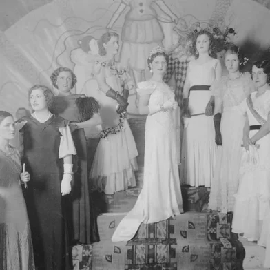 Coroação de Odila Zatti (ao centro) como rainha da Festa da Uva de 1934. Evento ocorreu no Clube Juvenil em 24 de fevereiro de 1934. Odila teve como aias Ivone Paganelli, Carmem Hipólito e Ilka Falcão Fontoura, e como princesas Alda Gomes, Julieta Dal Prá e Zaíra Pante.