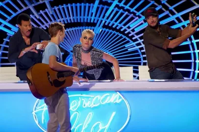 Katy Perry rouba selinho de candidato do American Idol