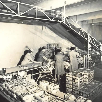 Seção de empacotamento dos biscoitos Pérola, no antigo Pastifício Caxiense, por volta de 1965.