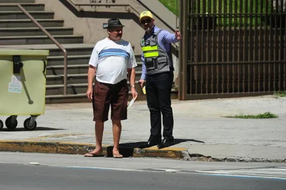  CAXIAS DO SUL, RS, BRASIL, 13/03/2018. Secretaria Municipal de Trânsito faz ação de conscientização de trânsito na área central de Caxias, como na esquina entre as ruas Sinimbu e Dr. Montaury (foto), focando em pedestres e no uso da faixa de segurança. Luiz Grizo, 63, preparou-se para atravessar em local indevido, mas foi orientado pelo secretário de trânsito Cristiano de Abreu Soares. (Diogo Sallaberry/Agência RBS)