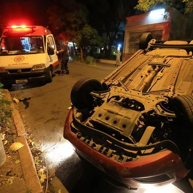  PORTO ALEGRE, RS, BRASIL, 13/03/2018. Um acidente de trânsito acabou com um carro capotado e ao menos uma pessoa ferida, na noite desta terça-feira (13), em Porto Alegre. O caso foi registrado na Rua General Caldwell, próximo ao cruzamento com a Avenida Erico Veríssimo. A motorista do carro estava com alguns ferimentos nas pernas. Ela estaria sozinha no carro no momento do fato. Uma moradora informou que viu o carro, um Ford Fiesta com placas de Porto Alegre, trafegando em baixa velocidade e em zigue-zague antes de colidir com uma árvore e capotar. (Foto: ANDRÉ ÁVILA/ Agência RBS)
