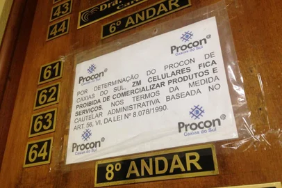 Procon de Caxias do Sul proíbe loja ZM Celulares de vender qualquer produto por suspeita de fraude na venda de celulares. Aparelhos tinham preço abaixo do mercado.