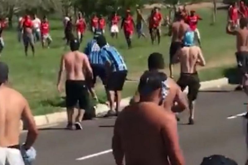 Briga entre torcedores do Grêmio e do Inter antes do Gre-Nal