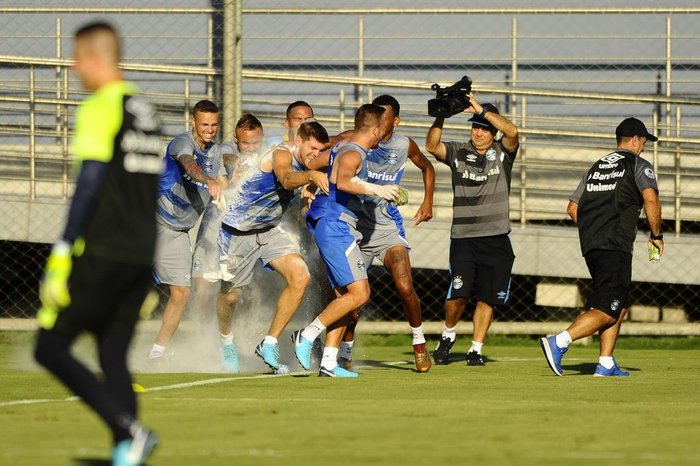 Aniversariante, Kannemann é alvo de brincadeiras no treino do Grêmio