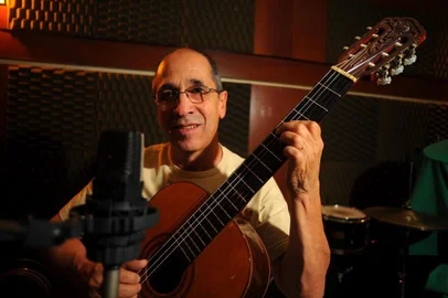  CAXIAS DO SUL, RS, BRASIL 13/03/2018O músico e escritor Joel Vianna fará apresentação voz e violão do teatro do SESC de Caxias do Sul. (Felipe Nyland/Agência RBS)