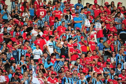  PORTO ALEGRE, RS, BRASIL, 01-03-2015 - Campeonato Gaúcho 2015 - 8ª Rodada,  Internacional x Grêmio no Estádio Beira-Rio.(Foto:Diego Vara/Agência RBS)Torcida mista
