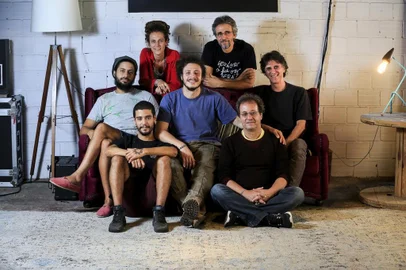  PORTO ALEGRE, RS, BRASIL, 12-03-2018: Ian (E), Tiago (C) e Kledir Ramil (sentados), João e Kleiton Ramil (em frente) e Gutcha e Vitor Ramil (atrás). Ensaio para o show Casa Ramil no estúdio Áudio Porto, em Porto Alegre. (Foto: Mateus Bruxel / Agência RBS)
