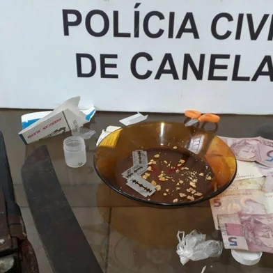 Polícia Civil de Canela apreende drogas durante operação Anjos da Lei. Dois traficantes foram presos na tarde desta quinta-feira (15). 