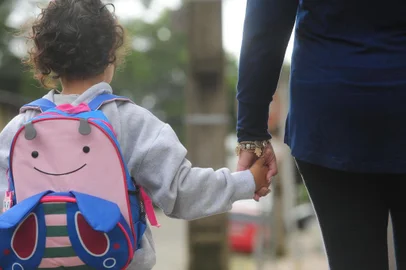  CAXIAS DO SUL, RS, BRASIL (15/03/2018). Rosane Piroli relata sua dificuldade para encontrar vaga na educação infantil para sua filha Sofia Piroli. (Roni Rigon/Pioneiro).