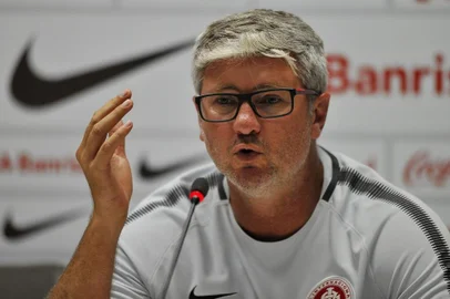  PORTO ALEGRE, RS, BRASIL, 11.03.2018. Inter treina no CT Parque Gigante para o Gre-Nal. Na foto: coletiva com o técnico Odair Hellmann (MATEUS BRUXEL/AGÊNCIA RBS)