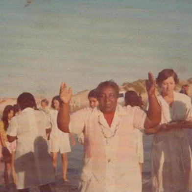 Ela foi uma figura bastante conhecida entre os moradores do bairro Marechal Floriano e arredores nas décadas de 1970 e 1990. Sacerdotisa da Umbanda, tinha a casa diariamente frequentada por todos aqueles que costumavam buscar um conselho, uma palavra de conforto, uma orientação espiritual, a cura para as mazelas do corpo e da alma. Passados 25 anos de seu falecimento, Sebastiana Felícima da Silva, ou melhor, dona Sebastiana, tem seu legado revisto graças às lembranças da família e das milhares de pessoas que passaram pelas mãos da ¿senhora benzedeira que morava perto do campo do Caxias¿.