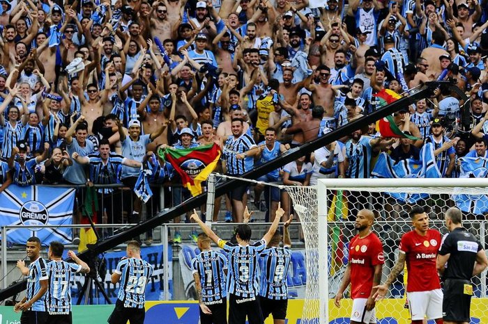 Grêmio goleia Internacional e tem vantagem para jogo de volta da