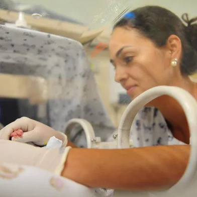  CAXIAS DO SUL, RS, BRASIL (16/03/2018) Hospital Geral de Caxias do Sul assinala 20 anos de atividades em 19 de março. Instituição Estadual  administrada em convênio com a Fundação Universidade de Caxias do  Sul atende 48 municípios da Serra.  NA FOTO,  A TÉCNICA EM ENFERMAGEM  ANDRESSA REGINATO HOMEM MOSTRA SUA PAIXÃO PELO CUIDADO AOS BEBÊS.     (Roni Rigon/Pioneiro).
