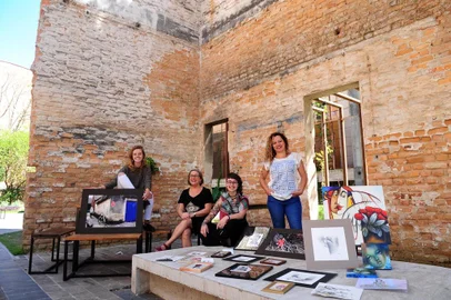  CAXIAS DO SUL, RS, BRASIL, 16/03/2018. Projeto Arte SA reunirá artistas e alunos de artes, dias 21 e 22, no espaço Fabbrica, em Caxias do Sul. Na foto, as acadêmicas Marina Rombaldi (e) e Nicole Martinato (centro direita), a fotógrafa Ilka Filippi (centro esquerda) e a escultora ceramista Daniela Antunes (d). (Diogo Sallaberry/Agência RBS)